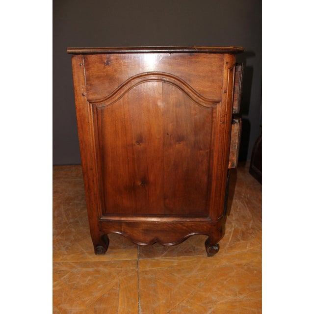 Crossbow Commode in Walnut, 18th Century For Sale - Image 5 of 13