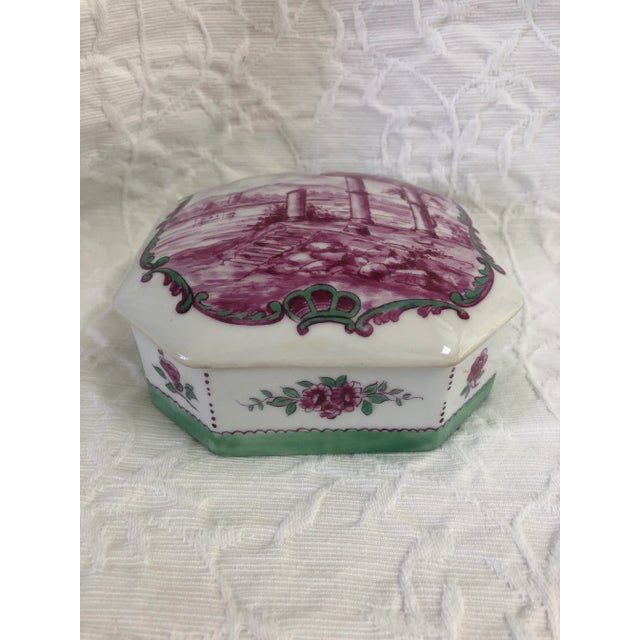 The School of Paris 19th Century Sceaux French Porcelain Lidded Box in Deep Pink, Aqua Green For Sale - Image 3 of 12