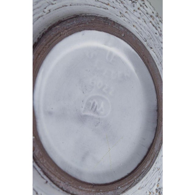 Low Circular White-Grey Glazed Stoneware Bowl by Mari Simmulson for Upsala Ekeby, 1960s For Sale - Image 4 of 5