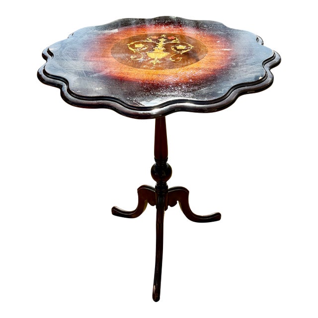 Antique Chippendale Mahogany Tilt Top Table With Unique Design For Sale