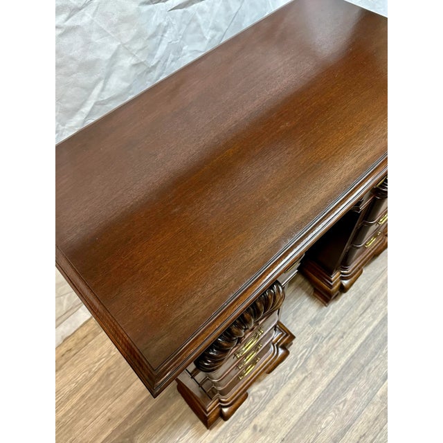 1970s 1970s Newport Rhode Island Style Kneehole Bureau. For Sale - Image 5 of 13