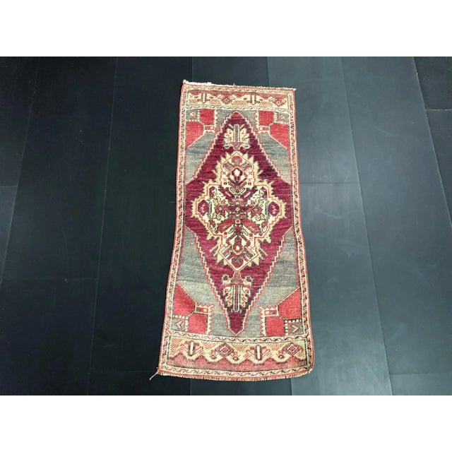 1960s Vintage Medallion Design Turkish Rug- 1′5″ × 3′6″ For Sale In Phoenix - Image 6 of 6