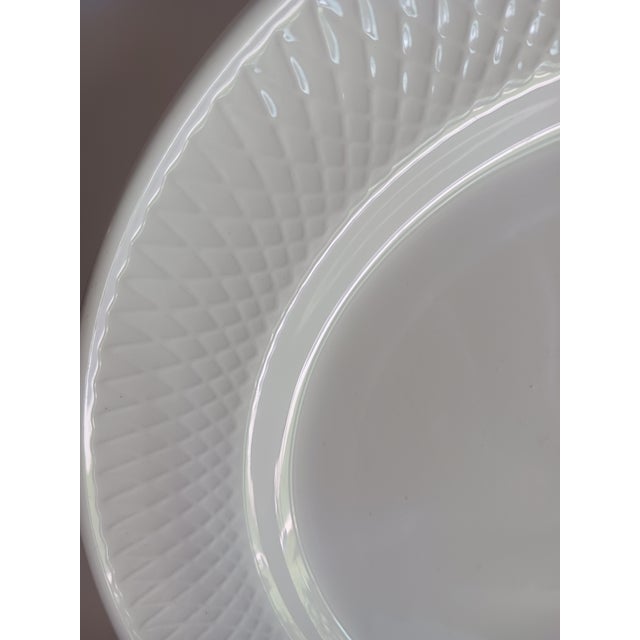 Mid-Century Modern Windsor Browne Made in Italy Pure White Lattice Embossed 10" Dinner Plates Set of 8 For Sale - Image 3 of 3