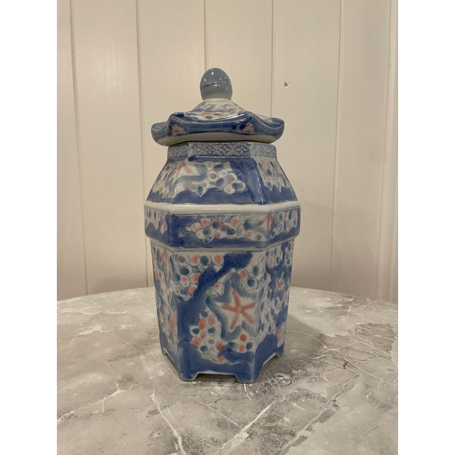 Vintage Chinoiserie Chinese Blue and White Hand Painted Hexagon Lidded Ginger Jar For Sale - Image 9 of 9