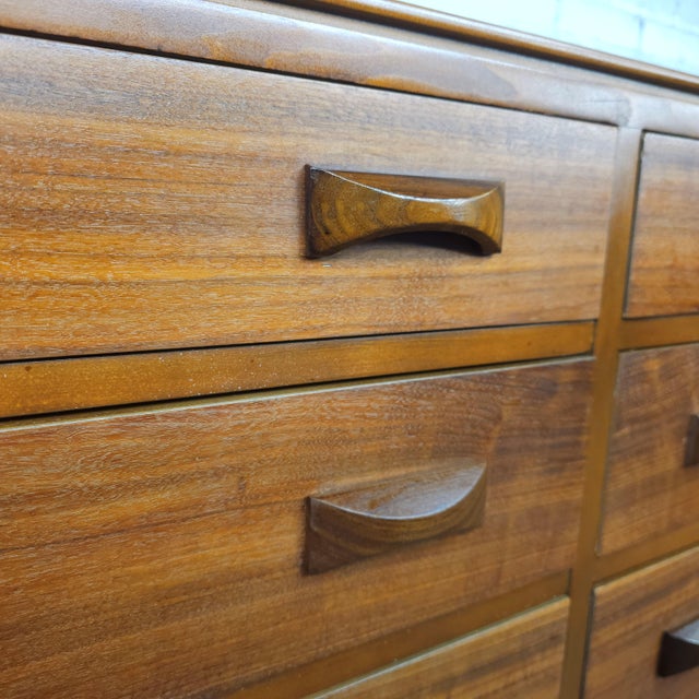 1960s 1960s Elegant Restored Mid Century Modern Long Low 8 Drawer Dresser Hi-End Walnut For Sale - Image 5 of 16