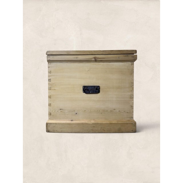 Late 19th Century Late 19th Century English Victorian Pine Blanket Chest With Iron Handles For Sale - Image 5 of 7
