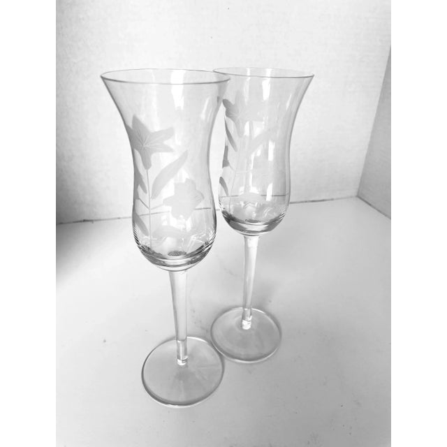 Vintage set of 2 frosted etched with maple leaf pattern design champagne glasses 8.6"H X 2.6"D , excellent condition.
