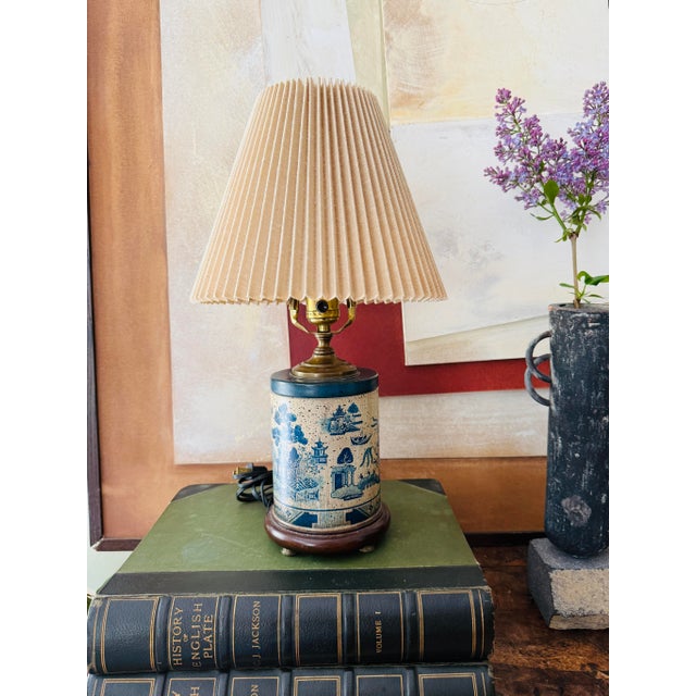 Wildwood 1980s Wildwood Tin Blue Willow Table Lamp For Sale - Image 4 of 12