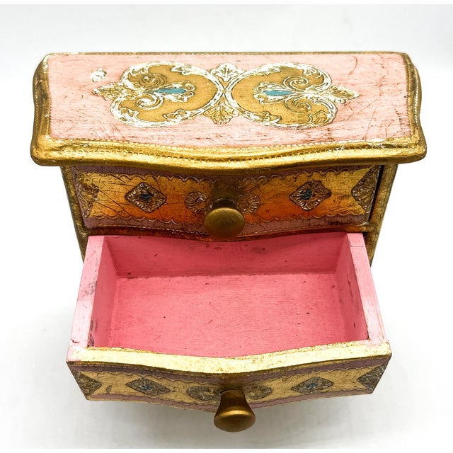 Mid Century Italian Florentine Pink & Giltwood Jewelry 3-Drawer Chest Box – Rococo / Hollywood Regency For Sale - Image 12 of 14
