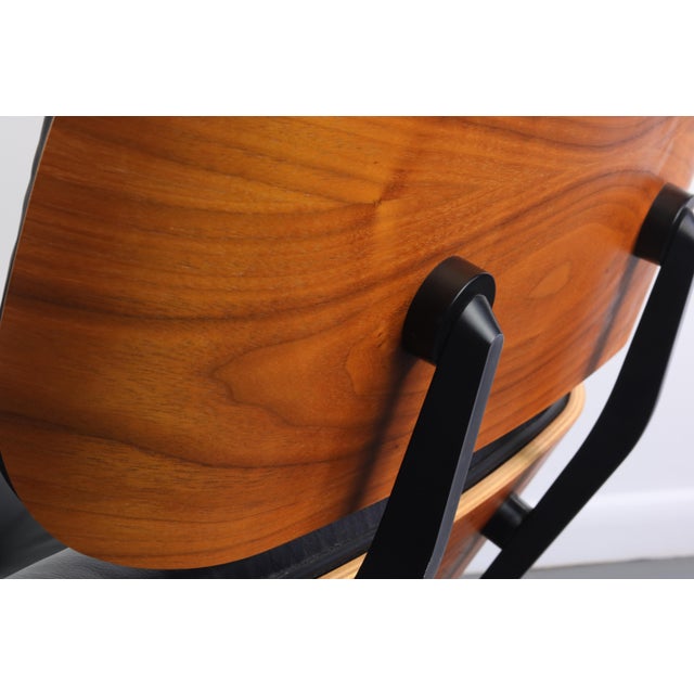 Herman Miller 670 Walnut Lounge and Ottoman by Charles and Ray Eames in MCL Leather For Sale - Image 10 of 12