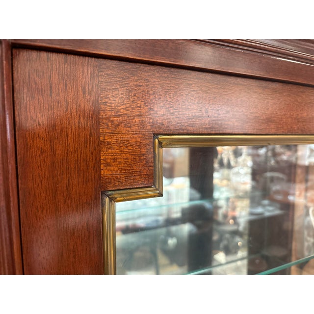 1970s French Neoclassical Brass and Glass Display Cabinet in Mahogany by Maurice Hirsch, 1972 For Sale - Image 5 of 13