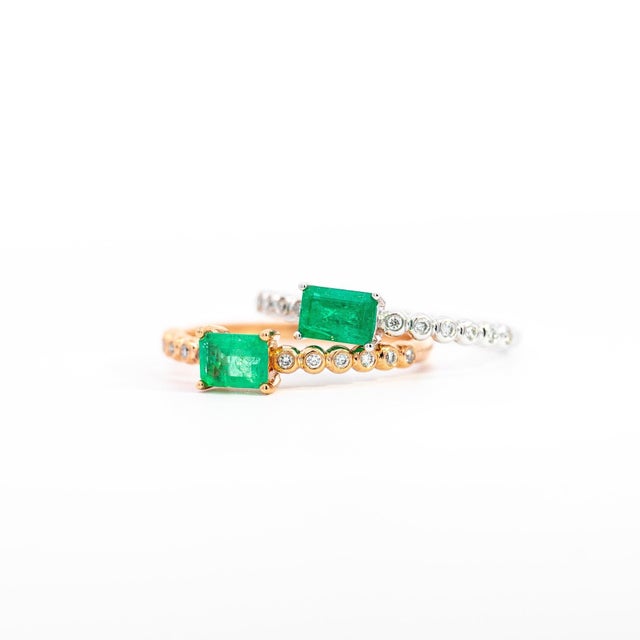 Natural Emerald and Diamond Ribbed Thin Stacking Ring in 18k White Gold Size 6.5 For Sale - Image 9 of 12