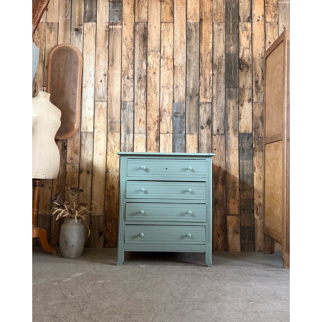 Charming art deco chest of drawers from the 1950s, fully restored in an elegant green. Its clean lines and pleasing...