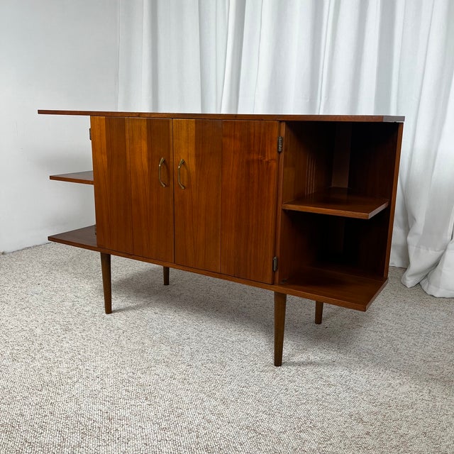 Low teak veneer sideboard, 1960s/70s, Midcentury Modern Vintage hi-fi cabinet with a central storage compartment featuring...