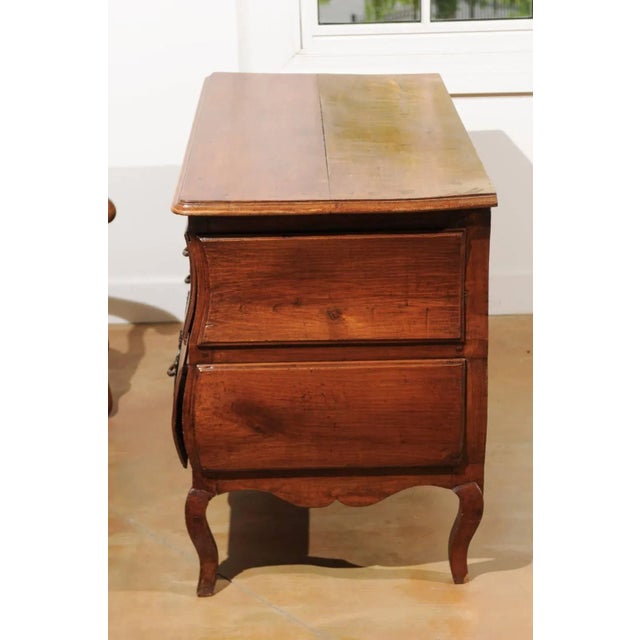 French 1730s French Period Louis XV Walnut Two-Drawer Commode For Sale - Image 3 of 13