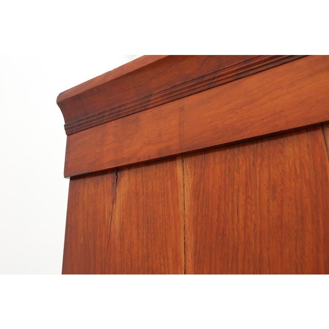 Antique William IV Style Walnut Display Cabinet, United Kingdom, 18th Century For Sale - Image 15 of 18