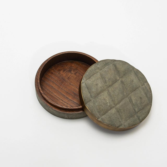 The "Coco" round box in grey shagreen with bronze patina brass exudes unparalleled luxury and craftsmanship. Its...