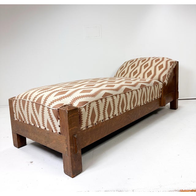 Antique Arts & Crafts Mission oak daybed / chaise lounge, dating to the early 20th century. Built from thick, substantial...