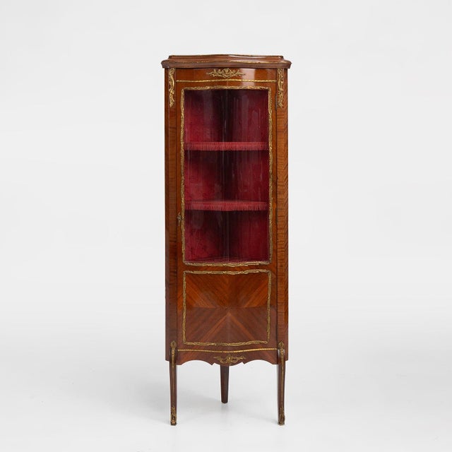 French Louis XV Style Corner Display Cabinet with Arched Glass, 1950 For Sale - Image 17 of 17