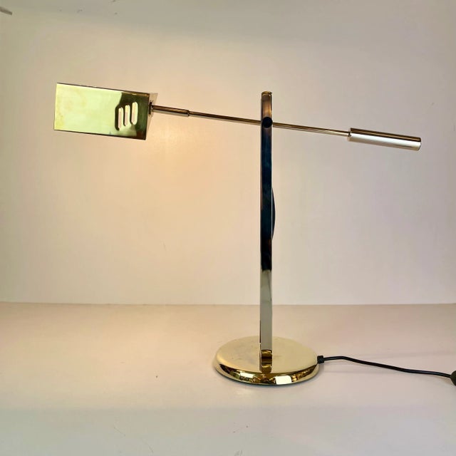 Articulated desk or table lamp made of golden metal, designed in Italy in the 1980’s. - Articulated desk or table lamp in...