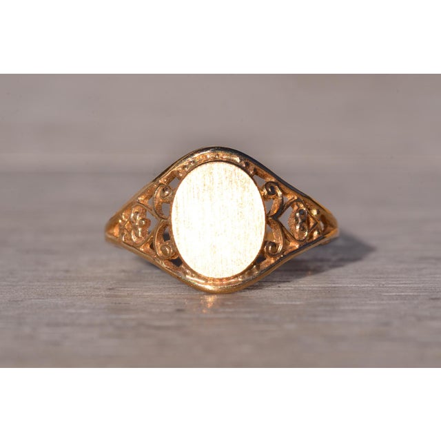 Contemporary The Frie: Vintage Yellow Gold Signet Ring With Filigree For Sale - Image 3 of 10