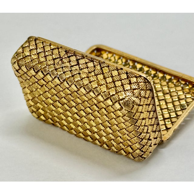 French Circa 1950 Van Cleef & Arpels 18k Basketweave Pill Box For Sale - Image 13 of 14