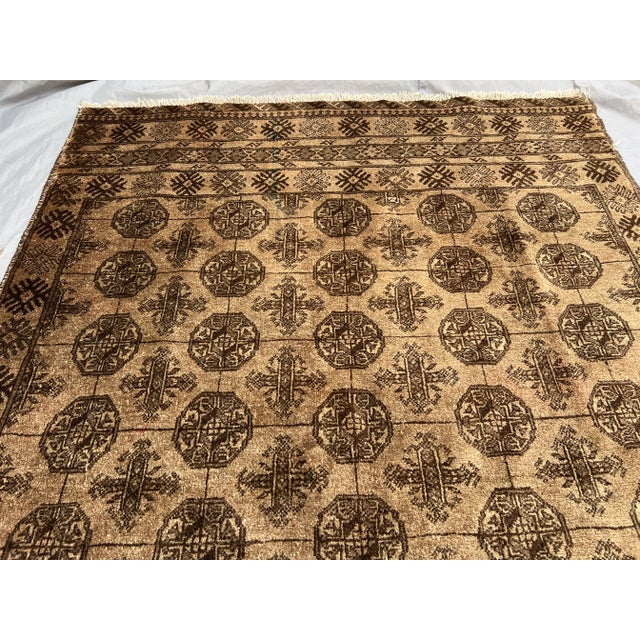 1950s Tan Bukhara Rug – Vintage Hand-Knotted Turkmen Wool Runner Rug For Sale - Image 5 of 11