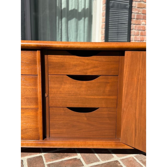 Bassett Furniture Mid Century Modern Bassett Dresser c.1960’s For Sale - Image 4 of 10