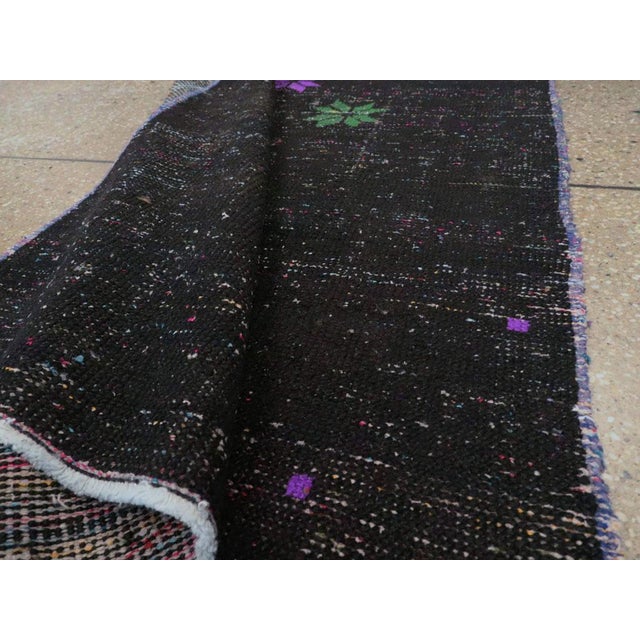 Galerie Shabab Collection Mid-20th Century Turkish Anatolian Throw Rug For Sale In New York - Image 6 of 6