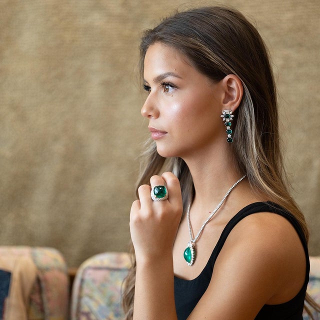 Contemporary Late 20th Century Pair of 18k Emerald Earrings For Sale - Image 3 of 3