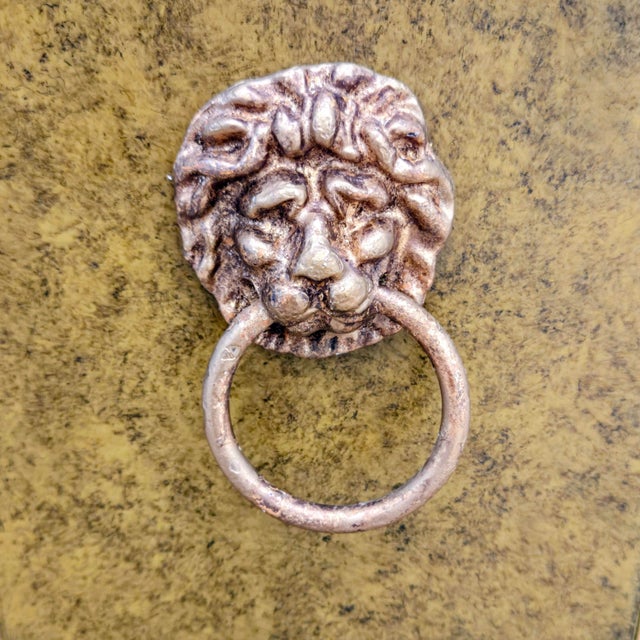 Late 20th Century Vintage Castilian Imports Regency Tole Cachepot With Crane & Monkey Medallion, Lion Head Handles For Sale - Image 5 of 10