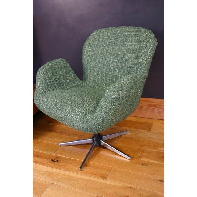 1970s Mid-Century Modern Hungarian Swivel Lounge Chair in Green Textured Fabric, 1970s For Sale - Image 5 of 14