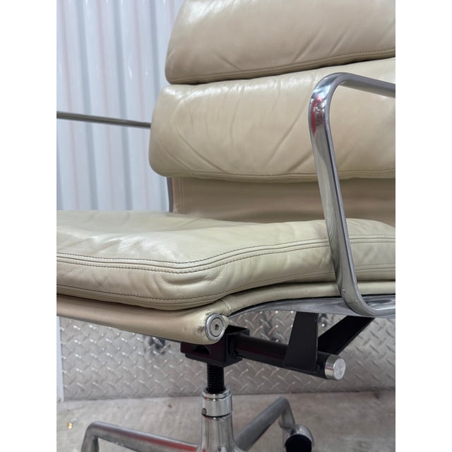 Eames Soft Pad Executive Chair For Sale In Miami - Image 6 of 12