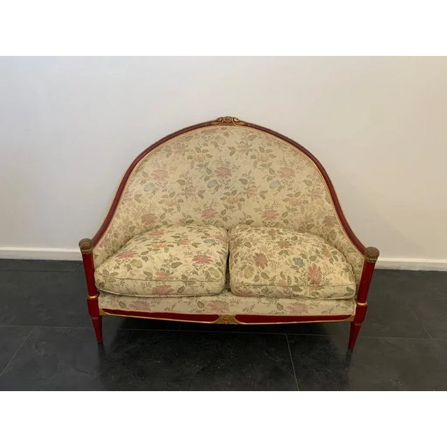 Sofa art deco lacquered cardinal red, finely carved knobs, contributions in gold leaf. Covering in Jacquard fabric of...