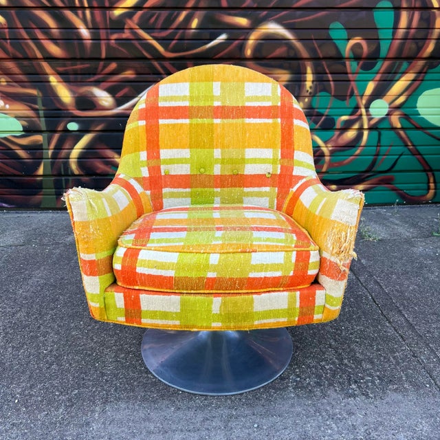 Tulip Base Mid Century Modern Swivel Chair For Sale - Image 4 of 12