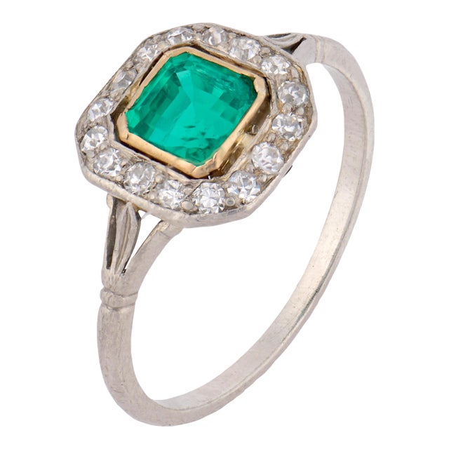 1930s Art Deco Emerald Diamond Platinum Cluster Ring, Size 5 For Sale