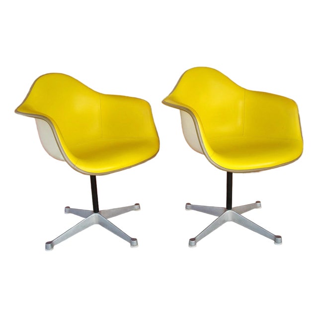 Pair of 1960s Herman Miller Eames Molded Fiberglass Swivel Chairs in Yellow Naugahyde For Sale