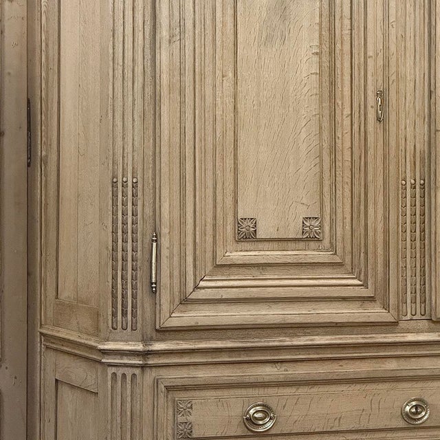 18th Century Dutch Louis XVI Period Stripped Oak Linen Press For Sale In Dallas - Image 6 of 18