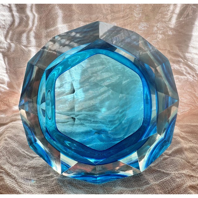 Flavio Poli Sommerso Faceted Bowl in Blue and Transparent attributed to Flavio Poli for Seguso Vetri Darte, 1950s For Sale - Image 4 of 7