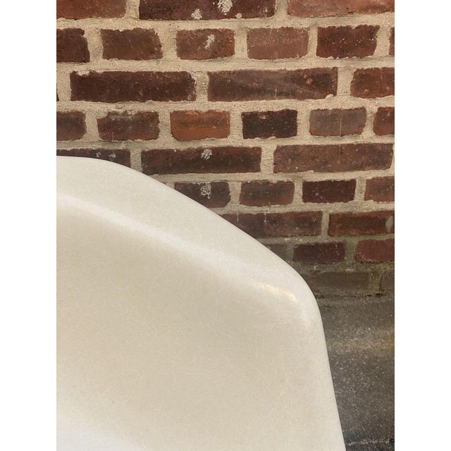 Brown Vintage Fiberglass Armchair in Parchment by Charles Eames for Herman Miller, 1970s For Sale - Image 8 of 16