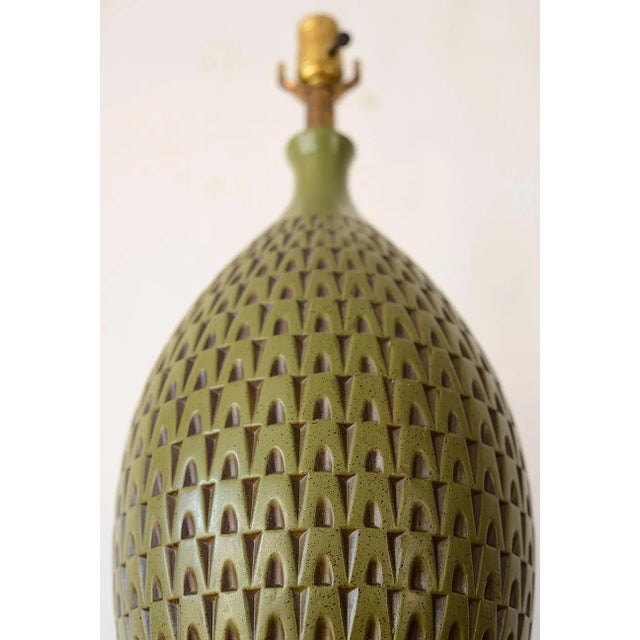 Mid-Century Green Abstract Pattern Molded Metal Table Lamp For Sale In San Francisco - Image 6 of 12