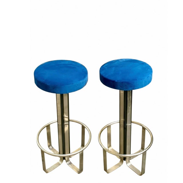 A refined and elegant pair of high bar stools, an icon of Space Age style and 1970s Italian design. They feature a complex...