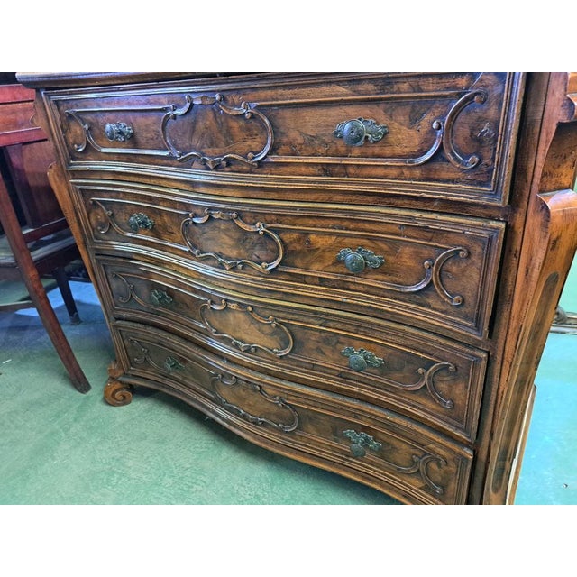 Piedmontese Chest of Drawers in Walnut For Sale - Image 5 of 7