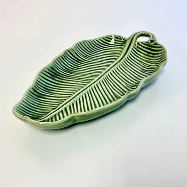1990s Vintage Boho Chic Portuguese Bordallo Pinheiro Trompe L’Oeil Banana Leaf Serving Dish For Sale - Image 13 of 16