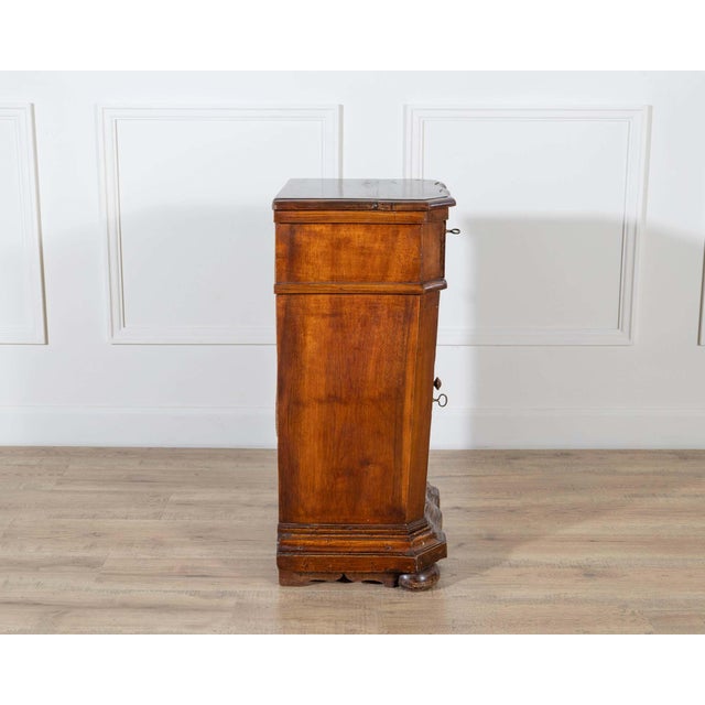 Brown Elegant Venetian Urn-Shaped Bedside Cabinet with Kneeler, Mid-18th Century For Sale - Image 8 of 11