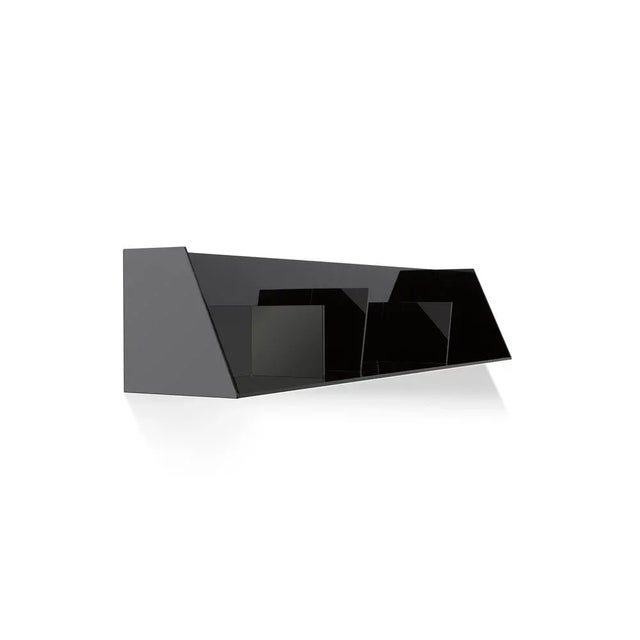 Corbel shelf by Mentemano Dimensions: 116 x 42 x H 190.5 cm Materials: tempered glass