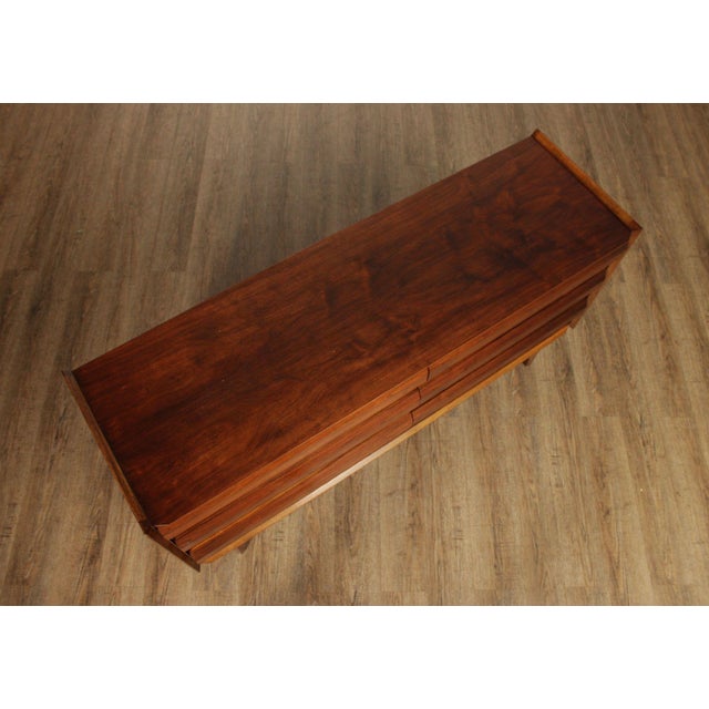 Lane 'First Edition' Mid Century Modern Walnut Dresser For Sale In Philadelphia - Image 6 of 18