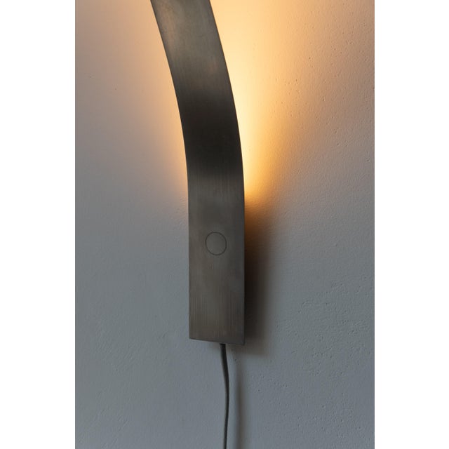 The sine light short, named after the mathematical sine wave, captures the subtle rhythm of a flowing movement. A balance...