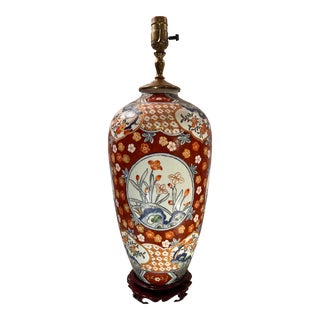 Mid-Century Large Japanese Imari Porcelain Urn Table Lamp With Rosewood Base For Sale