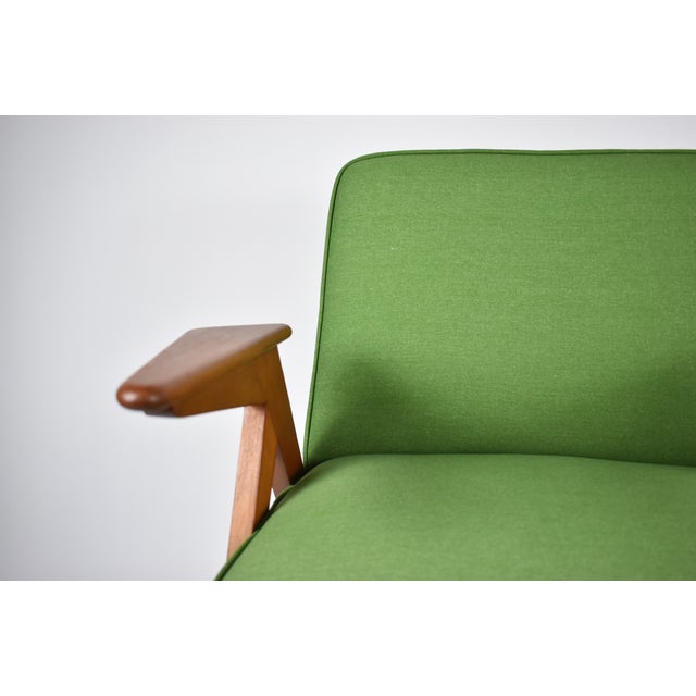 The armchair type 300-177 commonly called bunny bunny comes from poland from the 60s. It underwent a thorough renovation....